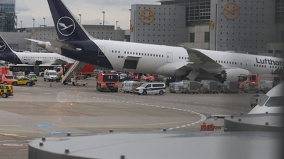 Et Boeing 787-fly oplevede uventet et kollaps af landingsstellet, hvilket sårede flere personer.