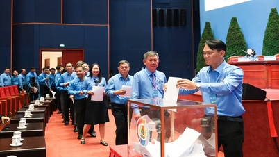Pääministeri kävi vuoropuhelun edustajien kanssa Vietnamin ammattiliiton 14. kongressin päätösistunnossa.
