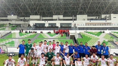 Vietnam U19 og scenariet for at nå semifinalerne: At have selvbestemmelsesmagten før den afgørende kamp mod Indonesien.