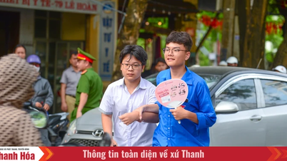 "Blå skjorter" ledsager elever i Thanh Hoa, der tager adgangsprøven til 10. klasse.