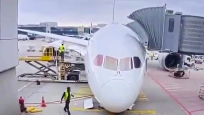 Landingsudstyret på et Boeing 787-fly kollapsede i en tysk lufthavn og sårede adskillige personer.