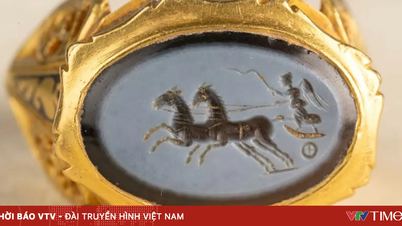 Gamle romerske guldringe, begravet for over 1.700 år siden, er blevet opdaget i England.
