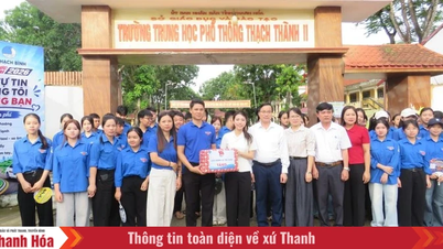 Thanh Hoa Provincial Youth Union overrækker gaver til det frivillige team, der deltager i programmet "Støtte til studerende under eksamener".