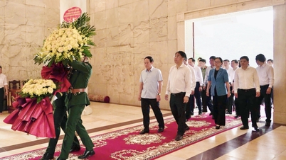รองนายกรัฐมนตรี เลอ เทียน เชา วางธูปและดอกไม้ ณ วัดอนุสรณ์สถานโฮจิมินห์ ในอุทยานประวัติศาสตร์แห่งชาติปากโบ - หนังสือพิมพ์ออนไลน์เกาบ๋าง