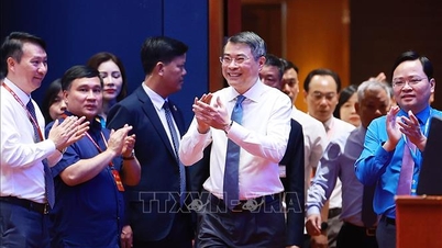 Der Premierminister nahm an der Diskussionsrunde mit Delegierten des 14. Kongresses des vietnamesischen Gewerkschaftsbundes teil.