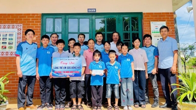 꽝찌 기자 축구팀이 어려운 환경에 처한 어린이들에게 선물을 전달했습니다.