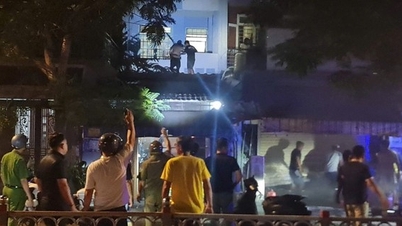 Et hus brød i brand med to låste døre, og seks familiemedlemmer blev fanget indeni, mens de sov.