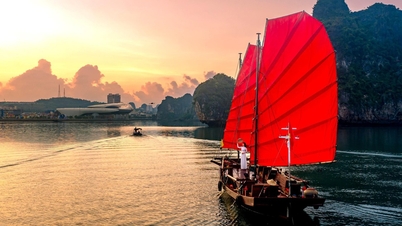 Kagumi layar merah nostalgia di Teluk Ha Long.