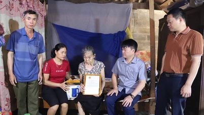 กรมอนามัยได้เยี่ยมเยียนและมอบของขวัญให้แก่ผู้สูงอายุในตำบลเยนโถ เนื่องในโอกาสครบรอบ 85 ปี วันผู้สูงอายุแห่งชาติเวียดนาม