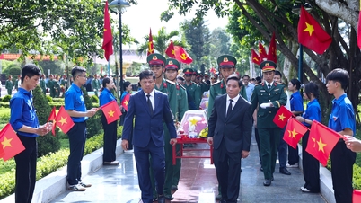 Dak Lak afholdt højtideligt en ceremoni for at vise respekt for, mindes og begrave resterne af 27 vietnamesiske frivillige soldater og eksperter, der døde i Cambodja.
