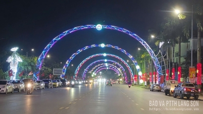 The decorative lighting system along Hung Vuong Street has been completed.
