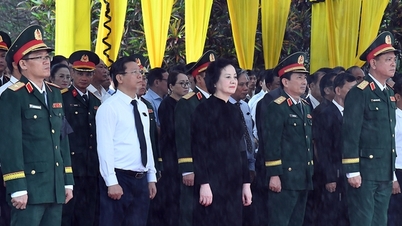 Timbalan Perdana Menteri Pham Thi Thanh Tra menghadiri upacara memperingati dan pengebumian para askar yang gugur di Quang Ngai.