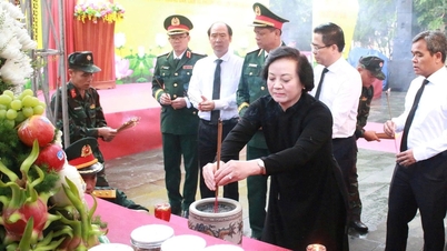 Varapääministeri Pham Thi Thanh Tra osallistui seremoniaan kaivamaan ja etsimään marttyyrien hautoja Quang Ngaissa.