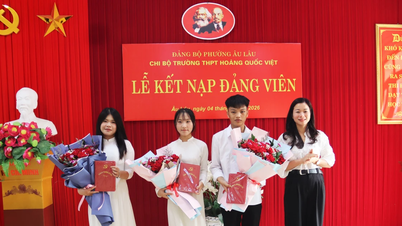 Hoang Quoc Viet High School har optaget tre elever i partiet, hvilket er første gang i skolens historie, at skolen har gjort det.