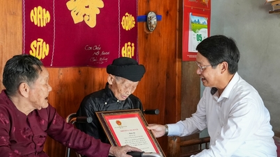 Zástupce tajemníka stranického výboru města Da Nang Ngo Xuan Thang navštěvuje seniory a předává jim dárky.