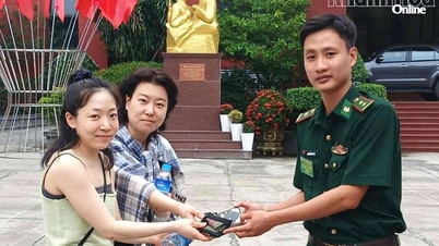 Thượng úy Biên phòng trao lại tài sản bị đánh rơi cho du khách Hàn Quốc