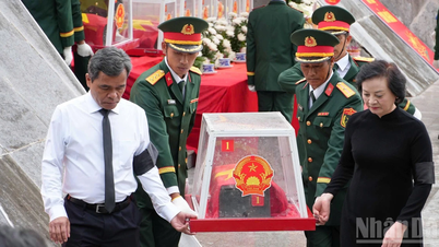 A vice-primeira-ministra Pham Thi Thanh Tra participou da cerimônia de homenagem e sepultamento dos restos mortais de soldados voluntários vietnamitas em Quang Ngai.