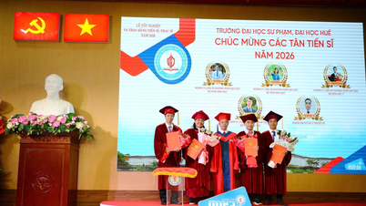 A Universidade de Educação de Hue concedeu diplomas a quase 300 novos doutores e mestres.