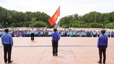 Antigos dirigentes da União da Juventude participam na cerimónia de hasteamento da bandeira em Dat Mui.
