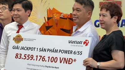 El ganador del premio mayor de más de 83 mil millones de VND recibió su premio sin usar mascarilla.