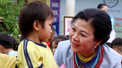 El programa "Iluminando Sueños" otorgó más de 400 becas a niños de la comuna de Tra My.