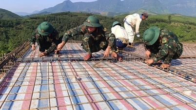 Para tentara turut serta membangun sekolah berasrama bertingkat di wilayah perbatasan Quang Tri.