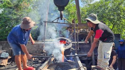 Støbning af bronzetrommer og store kanoner som gaver til Quang Tri-provinsen.