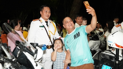 Iring-iringan sepeda motor dan polisi berkuda memberikan kesan yang mencolok di jalanan.
