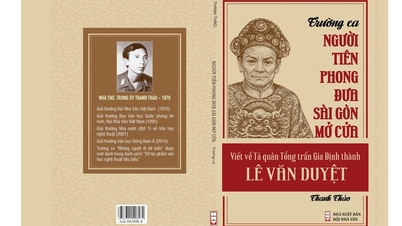 Thanh Thảo with her epic poem 'The Pioneer Who Opened Saigon to the Doors'