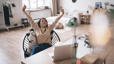 Где молодые люди отдыхают после работы?