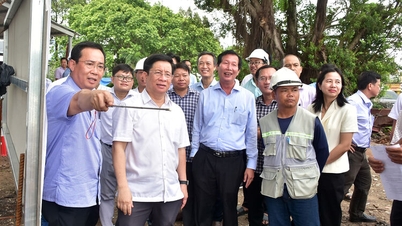 De voorzitter van het Volkscomité van de provincie An Giang, Ho Van Mung, inspecteert bouwprojecten in de wijk Vinh Te in de stad Chau Doc.