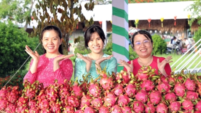 Ribuan orang berbondong-bondong mengunjungi festival buah di Delta Mekong.
