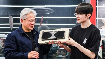 CEO Nvidia bertemu Faker di Korea Selatan, dan memberikan kartu grafis RTX 5090 kepada para penggemarnya.