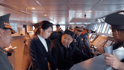 Pohjois-Korean johtaja Kim Jong-un tarkastaa Kang Kon -hävittäjän testiä.