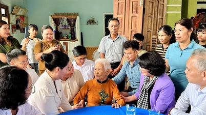 Ajándékok átadása és hálájuk kifejezése a vietnami hősies anyáknak Tra My községben.