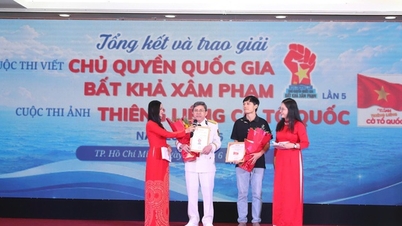 Nguoi Lao Dong Newspaper awards prizes for two meaningful competitions.