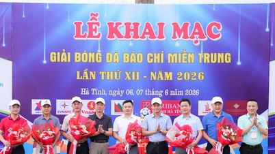 Åbningsceremoni for Central Vietnam Press Football Tournament i Ha Tinh