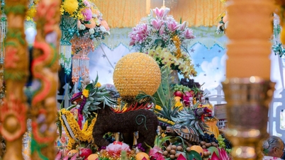 Pela primeira vez na montanha Ba Den: um festival de artistas esculpindo frutas em grande escala.
