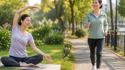 Bør midaldrende kvinder prioritere yoga eller gåture?