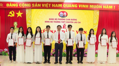 The Party Committee of Lao Cai Specialized High School has admitted 10 new party members.