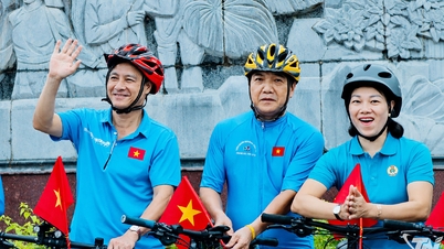 Bicycle parade to celebrate the successful conclusion of the 14th Congress of the Vietnam Trade Union.