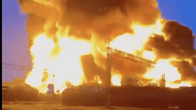 Oekraïne lanceert een verwoestende aanval, een wapendepot van de Russische marine explodeert en de basis in Kronstadt vat vlam.