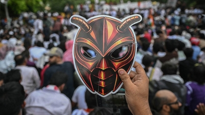 "Kackerlackspartiet" protesterar mot examensskandalen i Indien.