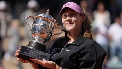 Mirra Andreeva Roland Garros'u kazandı: 19 yaşındaki süperstar Maria Sharapova'nın izinden gitti.