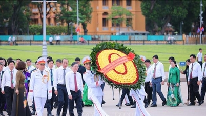 Para delegasi yang menghadiri Kongres Nasional ke-9 Asosiasi Petani Vietnam mengunjungi Mausoleum Presiden Ho Chi Minh.