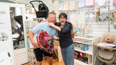 Ondanks dat hij meer dan 180 miljard VND in de loterij heeft gewonnen, is de bezorger zijn voormalige collega niet vergeten.