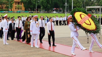 A Vietnami Gazdaszövetség 9. kongresszusán részt vevő küldöttségek meglátogatták Ho Si Minh elnök mauzóleumát.