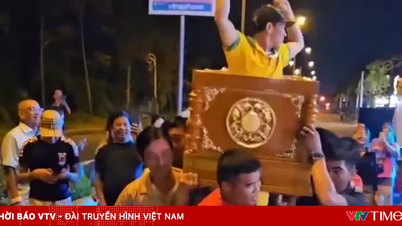 A koporsót cipelő és az utcán táncoló emberek csoportját ábrázoló videó ellenőrzése azt mutatja, hogy néhányan közülük életben vannak.