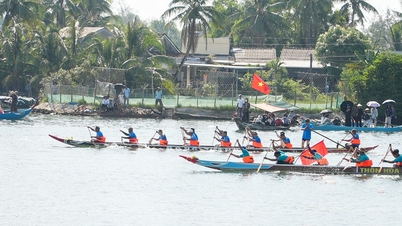 Emocionante carrera de botes en la comuna de Tam Anh.