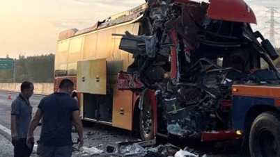 Traffic accident between a passenger bus and a tractor-trailer on the Phan Thiet - Dau Giay expressway.